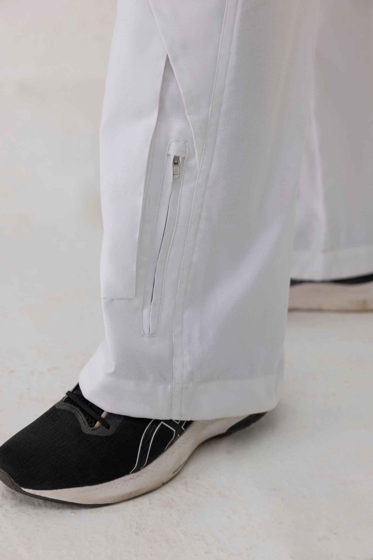 white mens conquer cargo pant