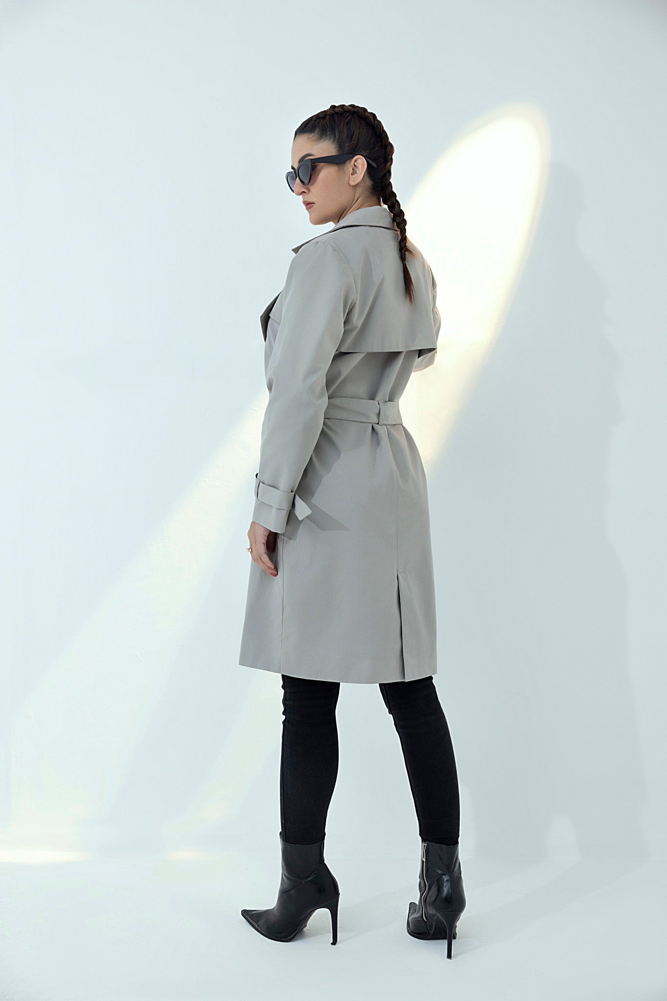 Women's twill elegant grey trenchcoat.