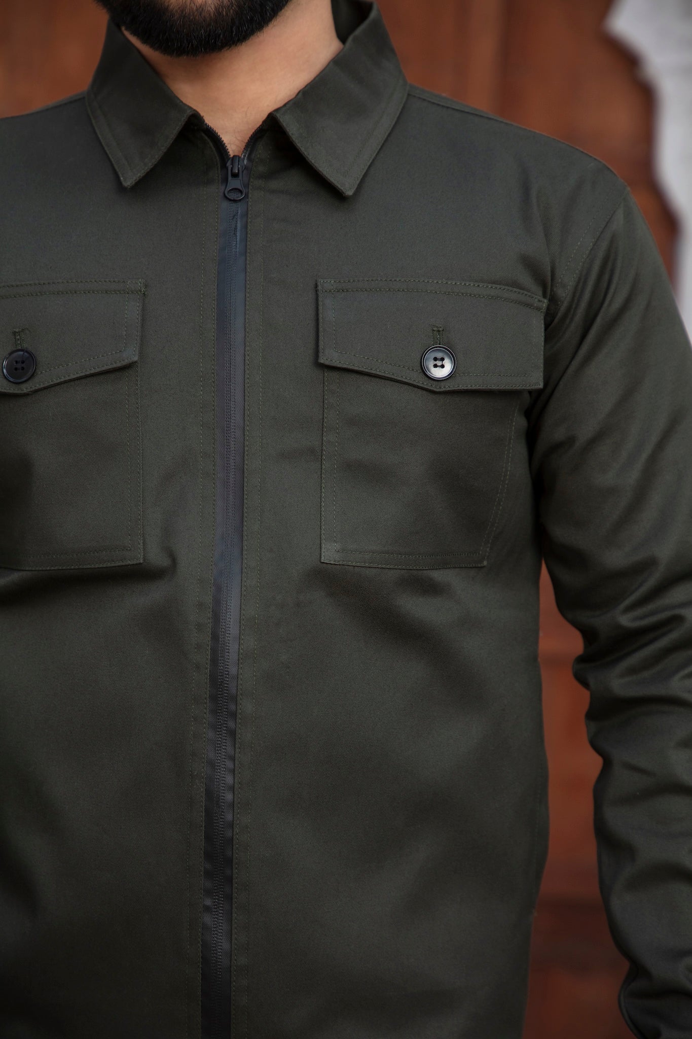 Mens green jacket with pockets and zipper closeup